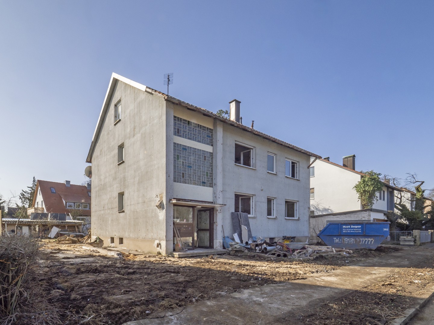 Bestand Giebelseite mit Glasbausteinen vor dem Umbau
