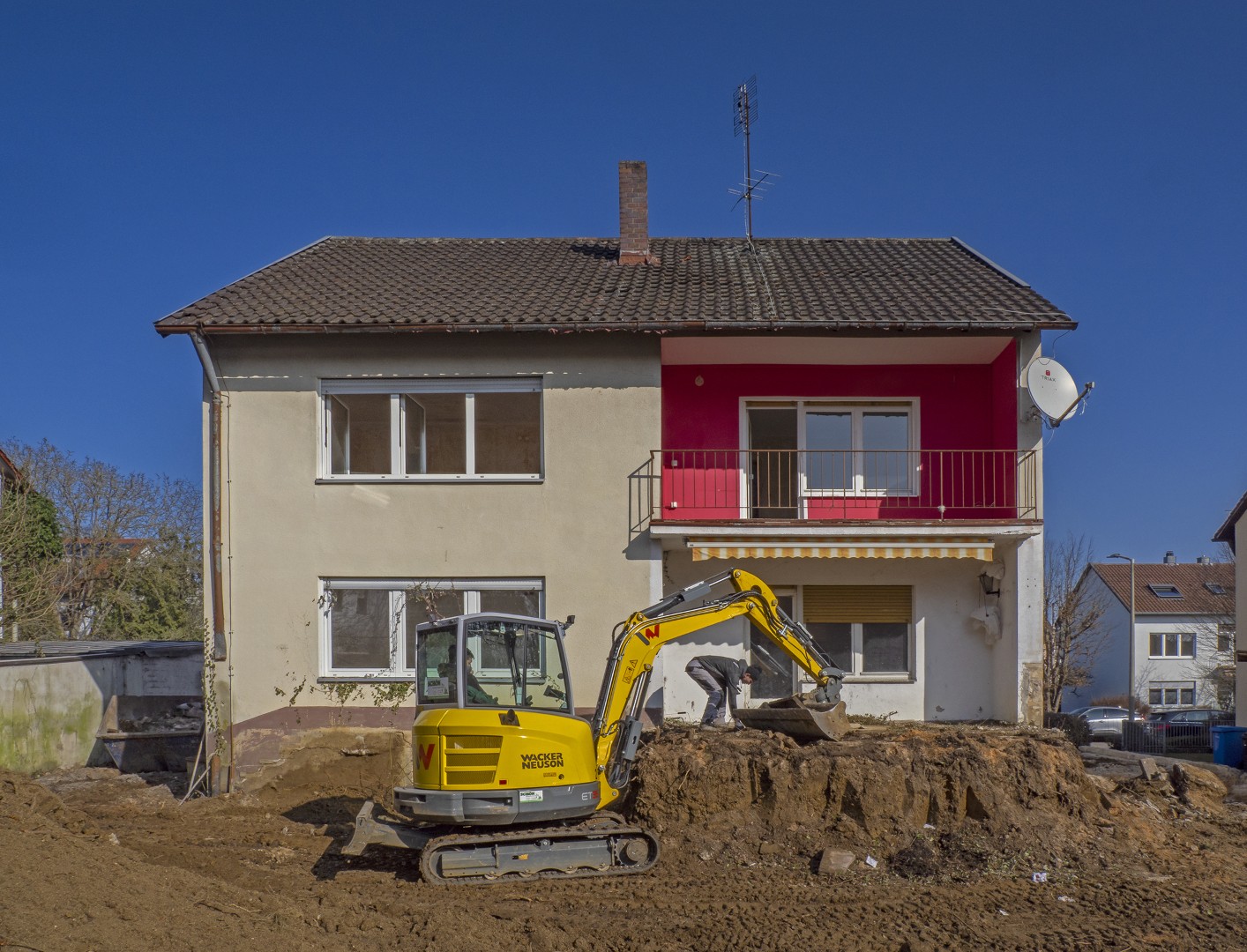 Bestandsgeb&auml;ude Wallensteinstra&szlig;e vor dem Umbau mit Bagger