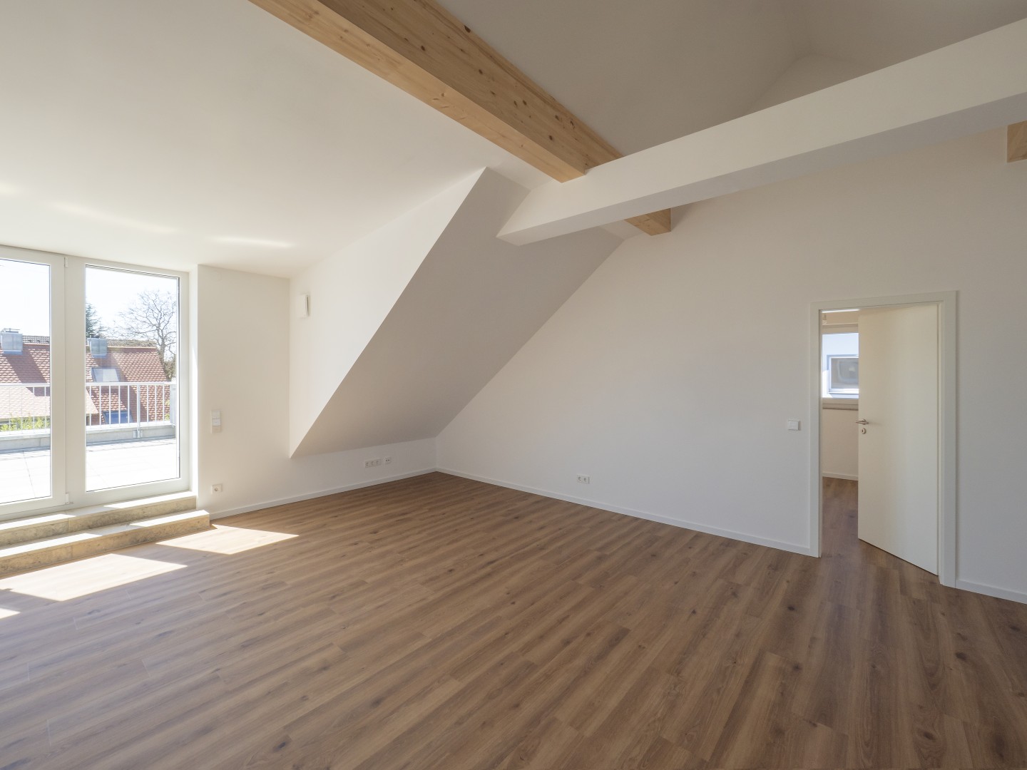 Ausgebautes Dachgeschoss mit sichtbaren Holzbalken