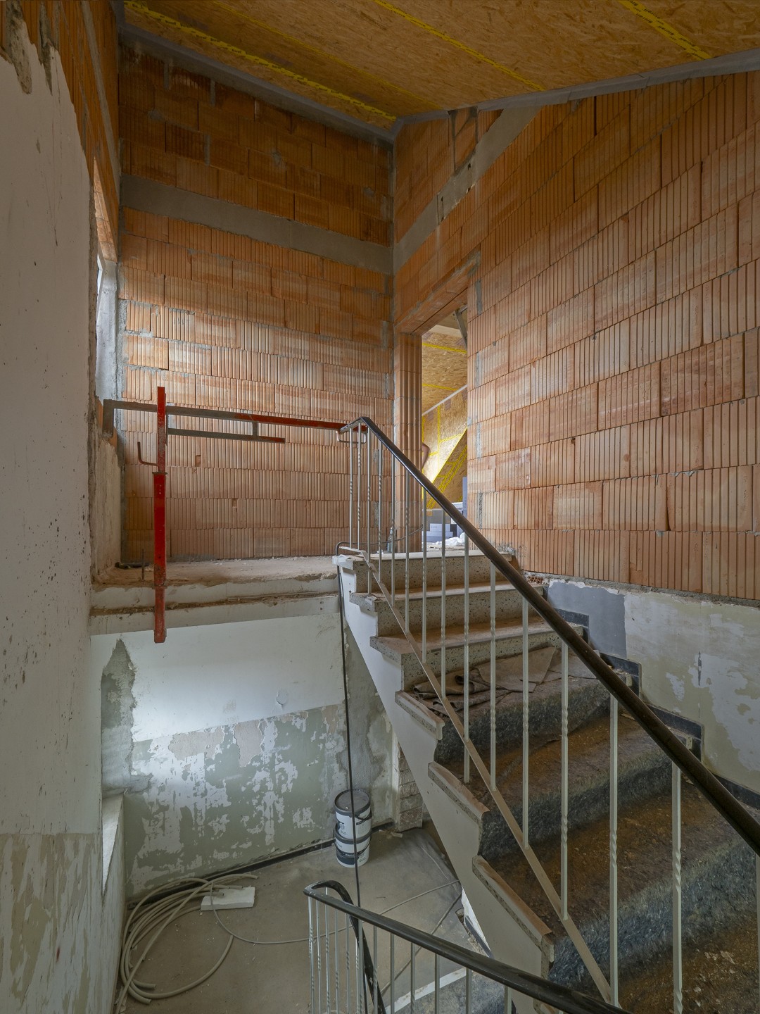 Treppenhaus w&auml;hrend des Umbaus &ndash; neues Ziegelmauerwerk