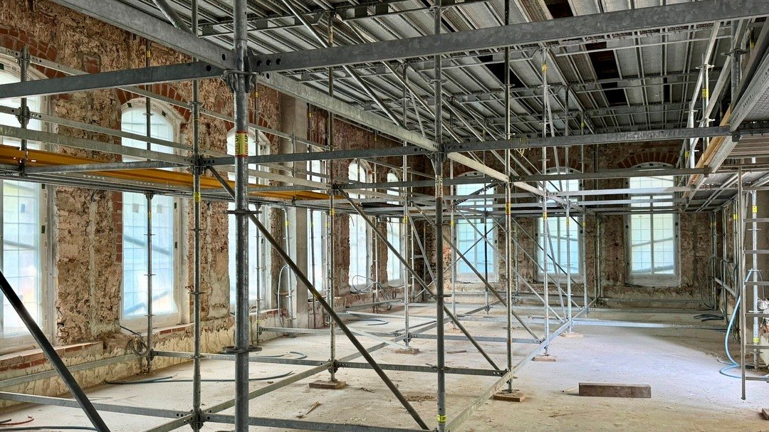 Sanierung Orangerie Appelhof &ndash; Innenraum mit freigelegten Fenstern und Ger&uuml;st
