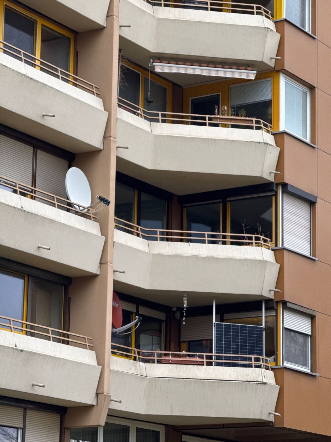 Fassade und Balkone Hochhaus Europakanal &ndash; Bestand mit Sanierungsbedarf