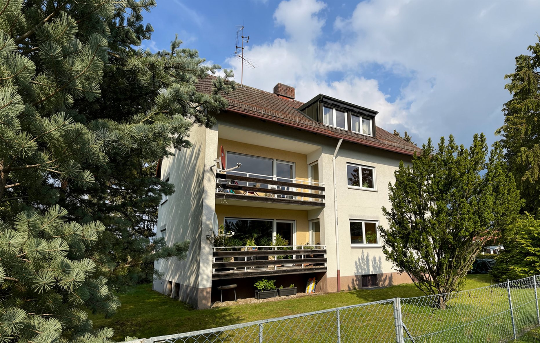 Balkonseite des Bestandsgeb&auml;udes Kirchenweg 18 in Burgthann
