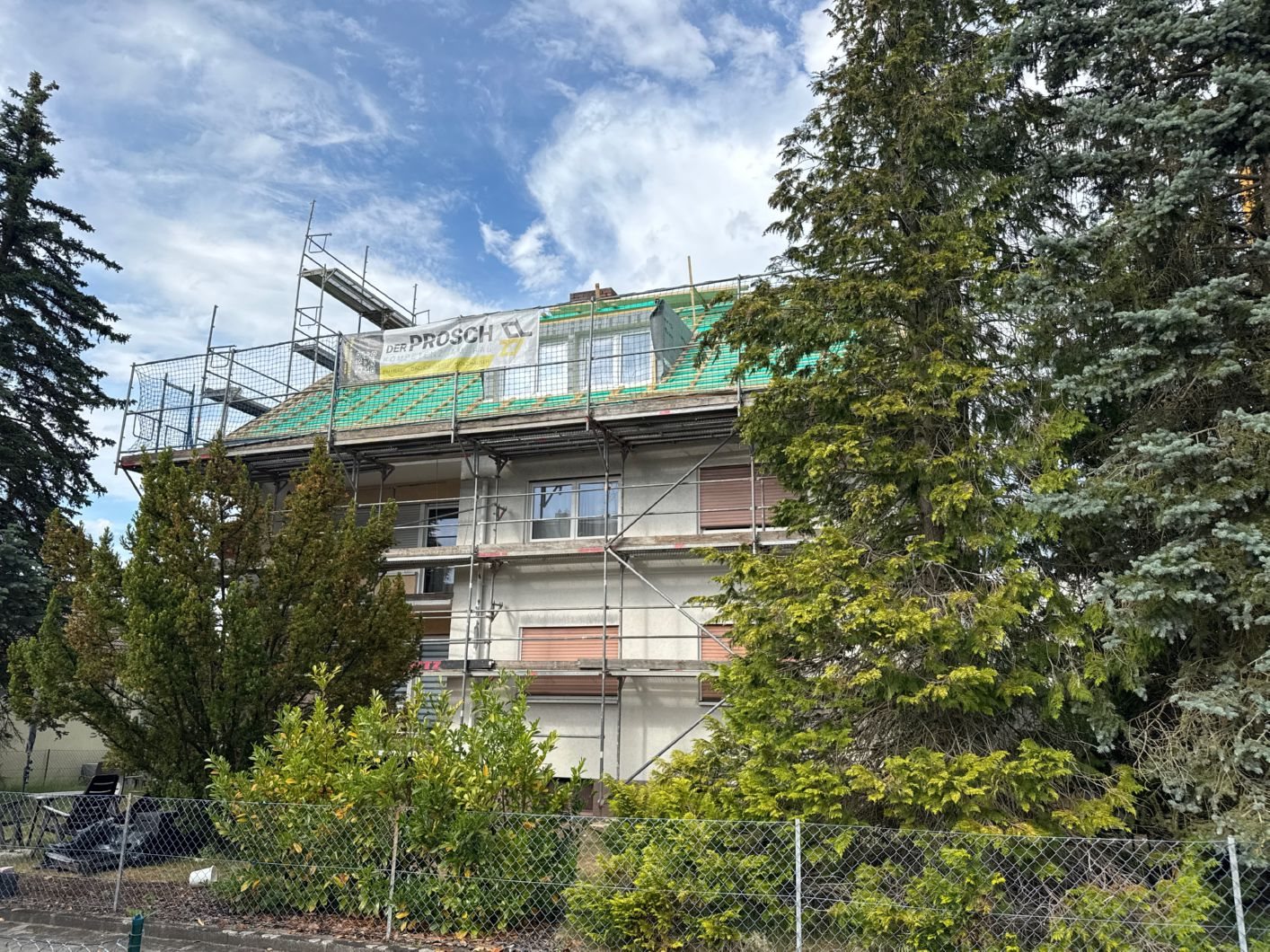 Energetische Sanierung Kirchenweg 18 &ndash; Geb&auml;ude einger&uuml;stet