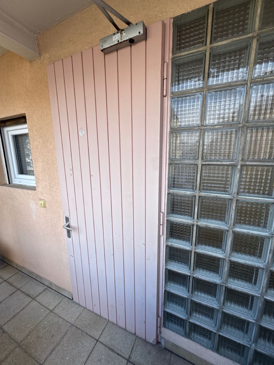 R&uuml;ckw&auml;rtige Zugangst&uuml;r am Laubengang W&auml;chterstra&szlig;e vor der Sanierung