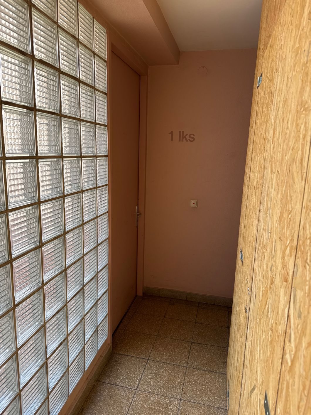 Treppenhaus W&auml;chterstra&szlig;e vor der Sanierung &ndash; abgenutzte T&uuml;r und Wandfl&auml;chen